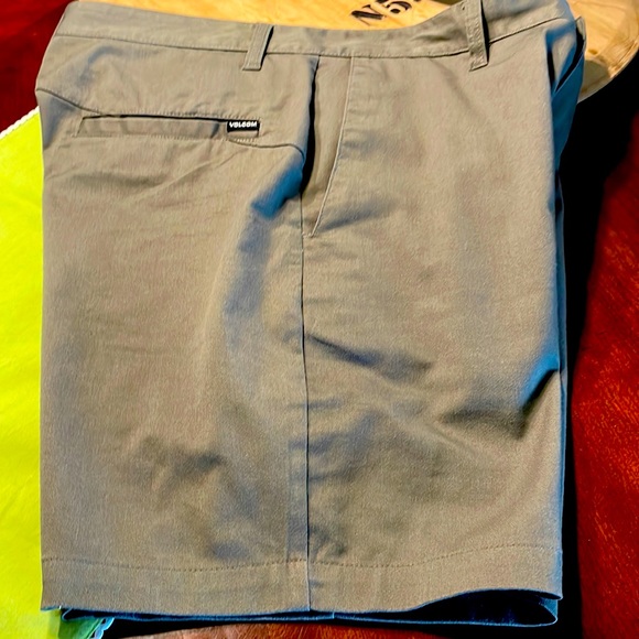 Volcom shorts they come just above the knee. - Picture 1 of 1